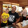 Mit seinem Sohn Matthias (links) freut sich der Wutöschinger Ochsenwirt Petr Rehor, dass er seine Gaststätte wieder öffnen kann.