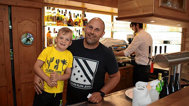 Mit seinem Sohn Matthias (links) freut sich der Wutöschinger Ochsenwirt Petr Rehor, dass er seine Gaststätte wieder öffnen kann.