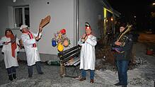 Anstelle des Hemglonkerumzugs war in Sipplingen Fasnet auf der Terrasse, dem Balkon oder vorm Haus angesagt: (von links): Gabi ...