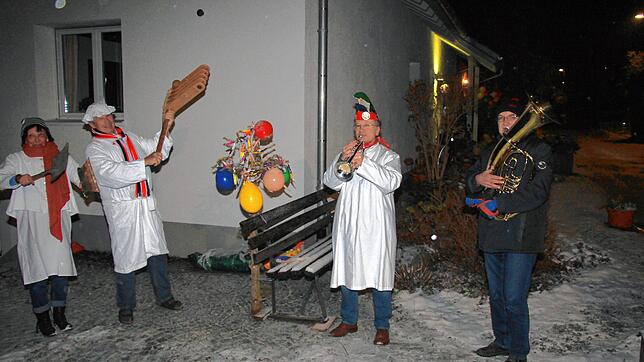 Anstelle des Hemglonkerumzugs war in Sipplingen Fasnet auf der Terrasse, dem Balkon oder vorm Haus angesagt: (von links): Gabi ...