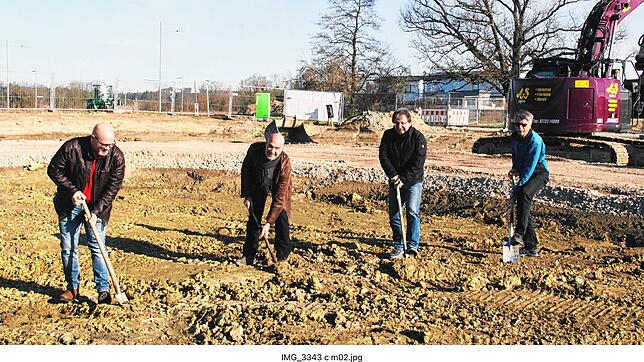 Beim symbolischen Spatenstich für das Radolfzeller Mehrgenerationen-Wohnprojekt (von links): Thomas Striemann, Tobias Müller, Roland ...