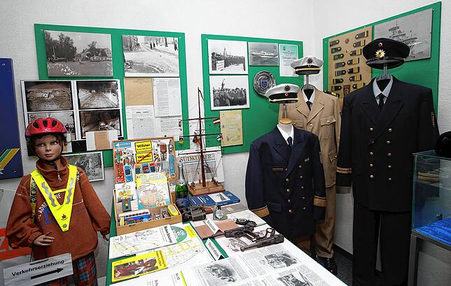 Rund um den Polizeidienst: Auch zur Verkehrs- bis hin zur Wasserschutzpolizei gibt es Ausstellungsstücke, historische Fotografien und ...