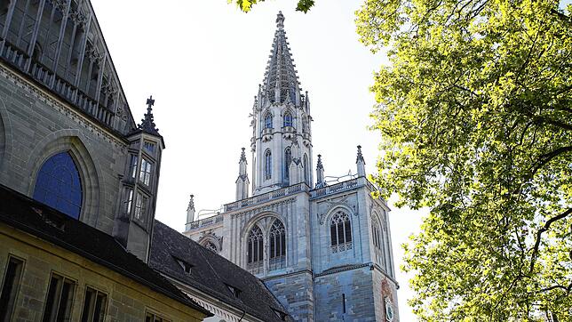Das Münster steht, der Münsterturm wackelt nicht, aber kein Besucher darf den Turm besteigen, um von der Plattform die Aussicht zu ...