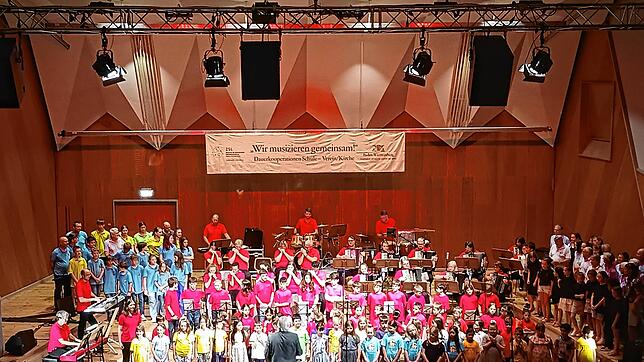 Zum großen Finale versammeln sich alle Akteure auf der Bühne. Bild: Dotter