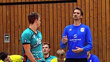 Der TSV Mimmenhausen (Libero Johann Reusch und Trainer Christian Pampel) misst sich am Samstagabend mit Volleyball-Zweitligameister Eltmann.