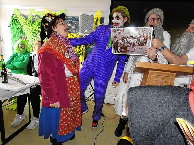 Yannic Frey mit Rebwiib Marlies Weißenberger bei der Beantwortung einer Frage zur Historie der Jestetter Fasnacht.