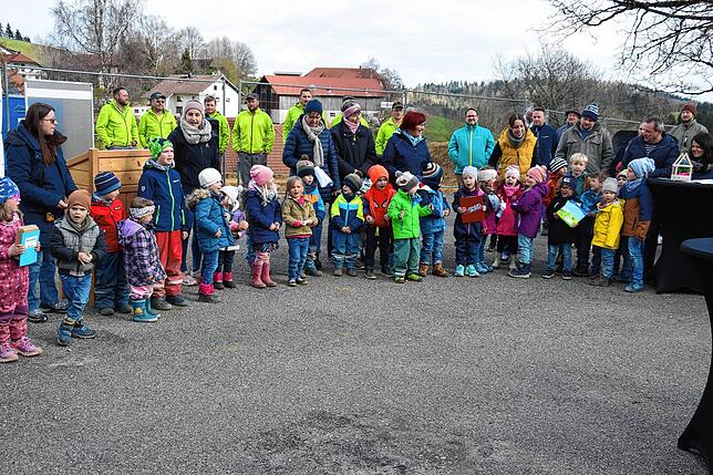 Mit fröhlichen Liedern feierten die Kinder die Grundsteinlegung für ihren neuen Fuchsbau in Herrischried.