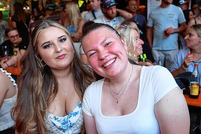 Bild 30: Feierlaune mit der Gretle-Band beim Dettinger Dorffest - hier gibt’s die schönsten Bilder