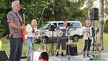 Im Juli gab die Berliner Band &bdquo;The Beez&ldquo; ein Open Air-Konzert im Biergarten des &bdquo;Maison du Lac&ldquo; im Pfullendorfer ...