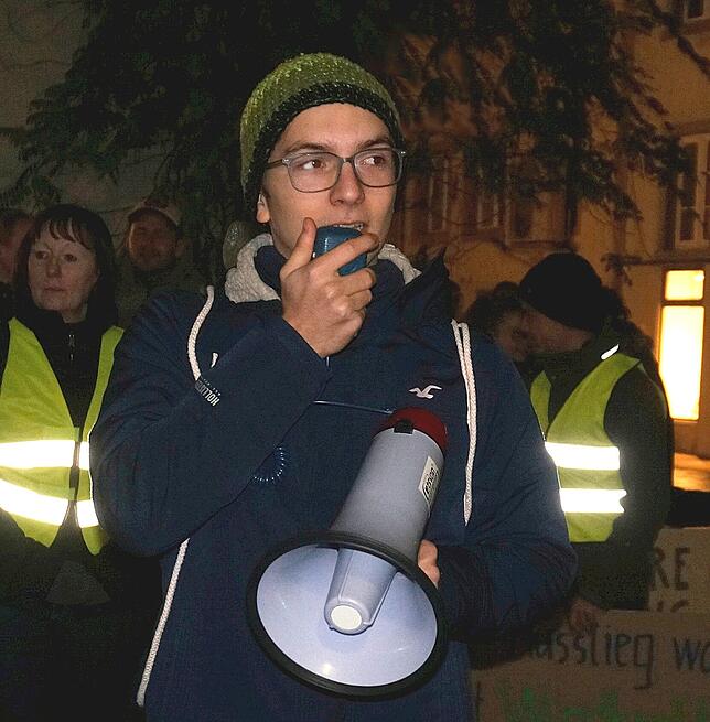 Prägnante Worte: Jan Amann aus Remetschwiel, „Kopf“ der Waldshuter Fridays-for-Future-Bewegung, spricht zu den Demonstranten.