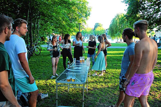 Die Studenten haben viel Spaß miteinander, sammeln ihren Müll hinterher ein.