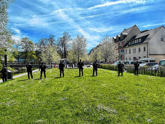 Ein Großaufgebot der Polizei schirmt die Antifa-Kundgebung an der Brigach ab.
