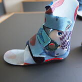 Diese Stützen trägt Leif in den Schuhen, damit er Halt hat. Seine Gelenke sind überbeweglich.