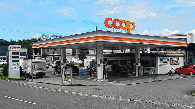 Der Tankstellenräuber überfiel am 9. September 2022 den Coop Pronto in Würenlingen und erbeutete dabei 600 Franken. Einer von neun ...
