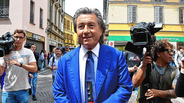 Anwalt Antonio De Rensis spricht vor dem Gerichtsgebäude mit Journalisten. 18 Jahre nach dem gewaltsamen Tod von Chiara Poggi wird der ...