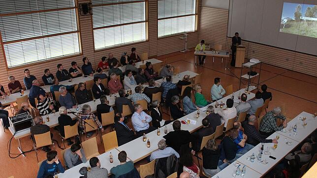 Mit rund 100 Besuchern findet die traditionelle Bürgerversammlung auch in der Gauchachhalle großen Zuspruch. Bilder: Manfred Minzer