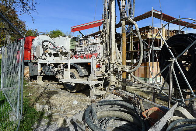 Schon beim Neubau des Rathauses in Wittenhofen 2013 wurde mit der Tiefbohrung die Möglichkeit geschaffen, das Gebäude mit Erdwärme zu ...