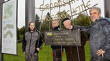 Hier scheiden sich Donau und Rhein. Jonas Stürzenhofäcker, Dominik Bendler, Wolfgang Behr und Peter Klink (von links) an der ...