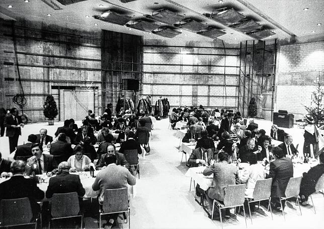 Bürger der Stadt sind 1984 zur Besichtigung und einem Essen im Rohbau eingeladen.