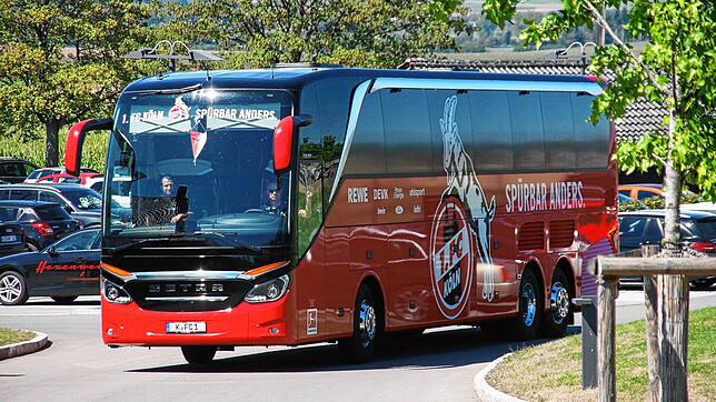 Auch in diesem Jahr steuert der Bus vom Fußball-Bundesligisten 1. FC Köln wieder das Trainingslager in Donaueschingen an. Die Domstädter ...
