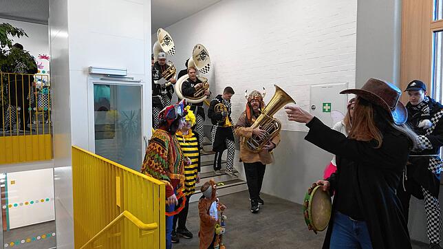 Da geht&lsquo;s lang: Die Hotzenhüüler mit Büffelhörnermann Christian Käser haben sich bei der Befreiung in der neuen großen Schule ...