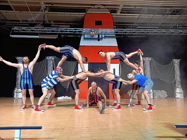 Gelungene Akrobatik des Männerballetts: Wer nicht am Fitnesstraining teilnimmt, hat keine Chance. Und nicht nur die Frauen haben für ...