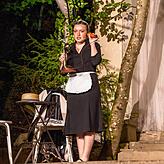 Anna Brodmann als Gloria in dem Theaterstück „Der große Gatsby“.