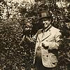 Der Heimatforscher Alfred Joos in der Tracht eines zünftigen Waidmanns mit Bussard Bubi auf einem Foto aus dem Jahr 1930. Das Bild wurde ...