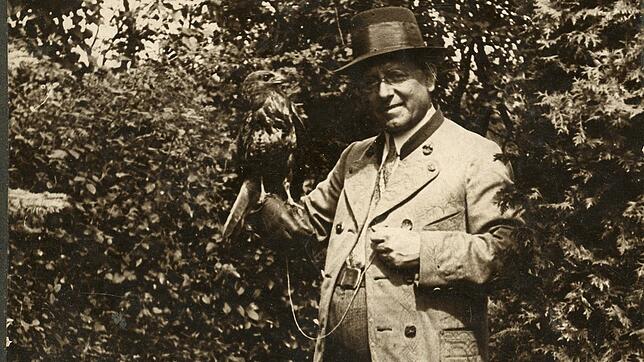 Der Heimatforscher Alfred Joos in der Tracht eines zünftigen Waidmanns mit Bussard Bubi auf einem Foto aus dem Jahr 1930. Das Bild wurde ...