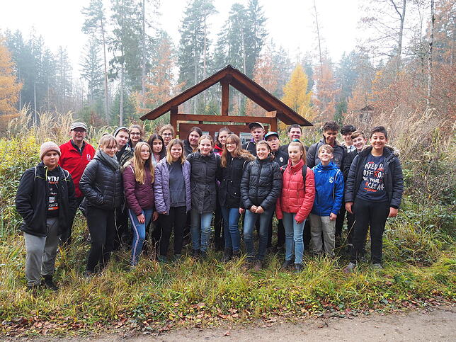 Die Klasse 8b der Realschule pflegte im November das Wildkatzenbiotop.