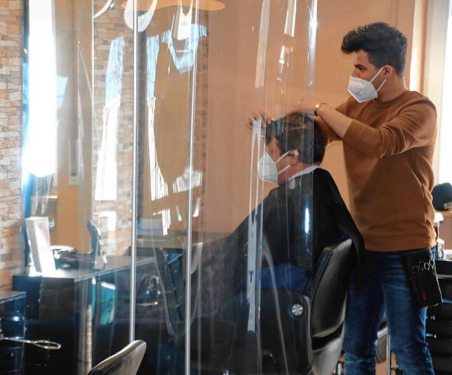 Friseure dürfen weiterhin geöffnet bleiben. Auf dem Bild schneidet Gaith Al Bedane den Kunden des Hair Rock Cafés in Donaueschingen die ...
