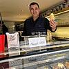Mustafa Khalil stellt für sein Eiscafé La Dolce Vita in der Niederen Straße auch ausgefallenere Eissorten her.