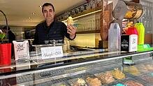 Mustafa Khalil stellt für sein Eiscafé La Dolce Vita in der Niederen Straße auch ausgefallenere Eissorten her.