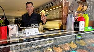 Mustafa Khalil stellt für sein Eiscafé La Dolce Vita in der Niederen Straße auch ausgefallenere Eissorten her.