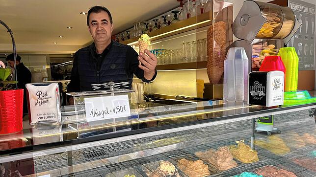Mustafa Khalil stellt für sein Eiscafé La Dolce Vita in der Niederen Straße auch ausgefallenere Eissorten her.