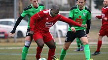 Der VfR Stockach (links Martin Warnke, rechts Stefan Pröhl) wurde beim 2:1 gegen den TSV Konstanz (Monday Pascal Egbo, Mitte) seiner ...