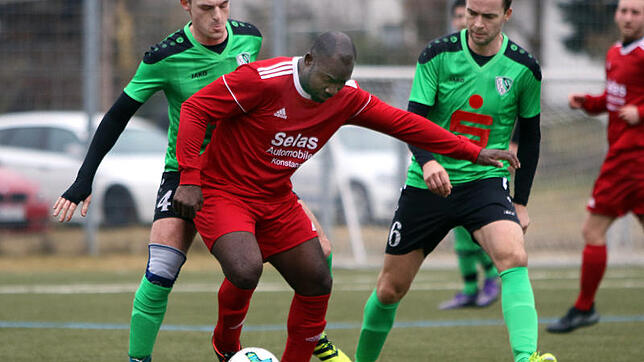 Der VfR Stockach (links Martin Warnke, rechts Stefan Pröhl) wurde beim 2:1 gegen den TSV Konstanz (Monday Pascal Egbo, Mitte) seiner ...