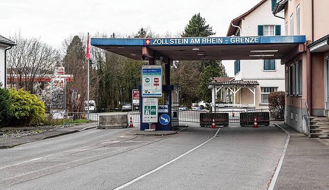 Mit Betonblöcken und Absperrgittern ist der Grenzübergang zwischen Stein am Rhein und Öhningen abgeriegelt. Hier geht es für Grenzgänger ...