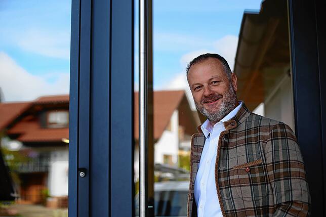 Elektromeister Ralf Pfaff vor seinem Ausstellungsraum in Buchenberg.