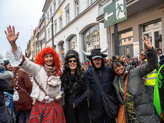 Bild 11: Schmotziger Dunschtig 2024: Tolle Kostüme und gute Laune auf der Marktstätte