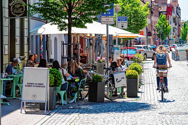 In der Färberstraße gibt es viele nette gastronomische Außenbereiche zum Verweilen. Abends ist bislang aber um 22 Uhr, am Wochenende um ...