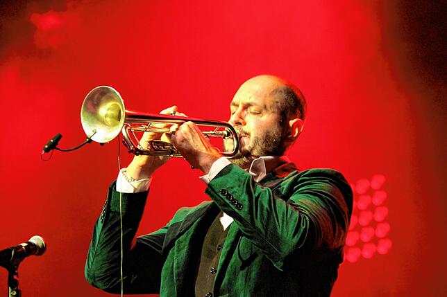 Der Lörracher Musiker Kevin Pabst eröffnete den Abend mit instrumentalen Klassikern für Trompete und Flügelhorn, die er beide perfekt ...