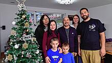 Oh du Fröhliche: Familie Carvelli feiert dieses Weihnachten endlich wieder in ihrem eigenen Zuhause. Von links Maria, Nicolina, ...