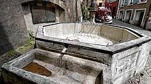 Der mittlere Brunnen in der Laufenburger Altstadt liegt derzeit trocken. Die Stadt plant seine Sanierung. Foto: Charlotte Fröse