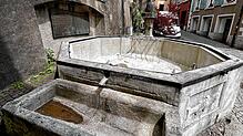 Der mittlere Brunnen in der Laufenburger Altstadt liegt derzeit trocken. Die Stadt plant seine Sanierung. Foto: Charlotte Fröse