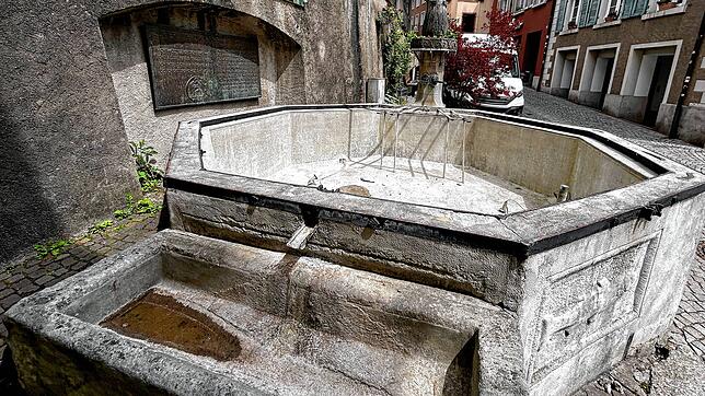 Der mittlere Brunnen in der Laufenburger Altstadt liegt derzeit trocken. Die Stadt plant seine Sanierung. Foto: Charlotte Fröse
