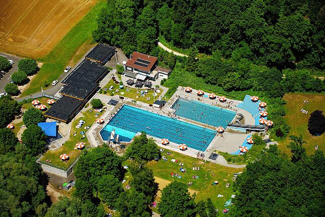 Das Stockacher Freibad aus der Luft.