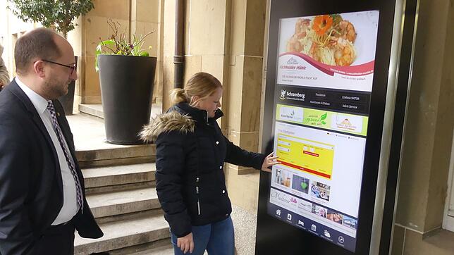 Die Abteilungsleiterin Marketing und Tourismus Ayline Liedtke und Oberbürgermeister Thomas Herzog testen das neue Infoterminal.