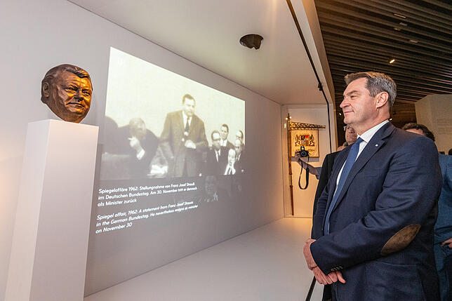 Markus Söder, Ministerpräsident von Bayern, steht im Museum der Bayerischen Geschichte neben einer Büste von Franz Josef Strauß, seinem ...
