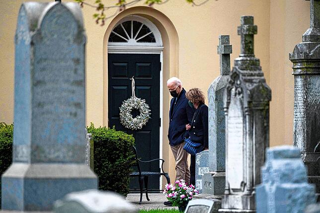 Anstatt zu twittern, besucht Biden am Sonntag die Kirche.